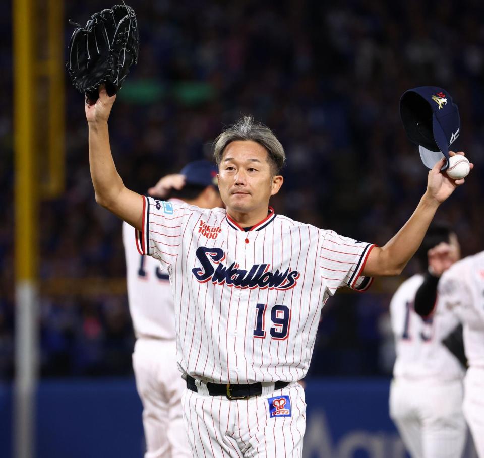 ８回の登板を終え、スタンドのファンの歓声に応ながら降板する石川（撮影・中島達哉）