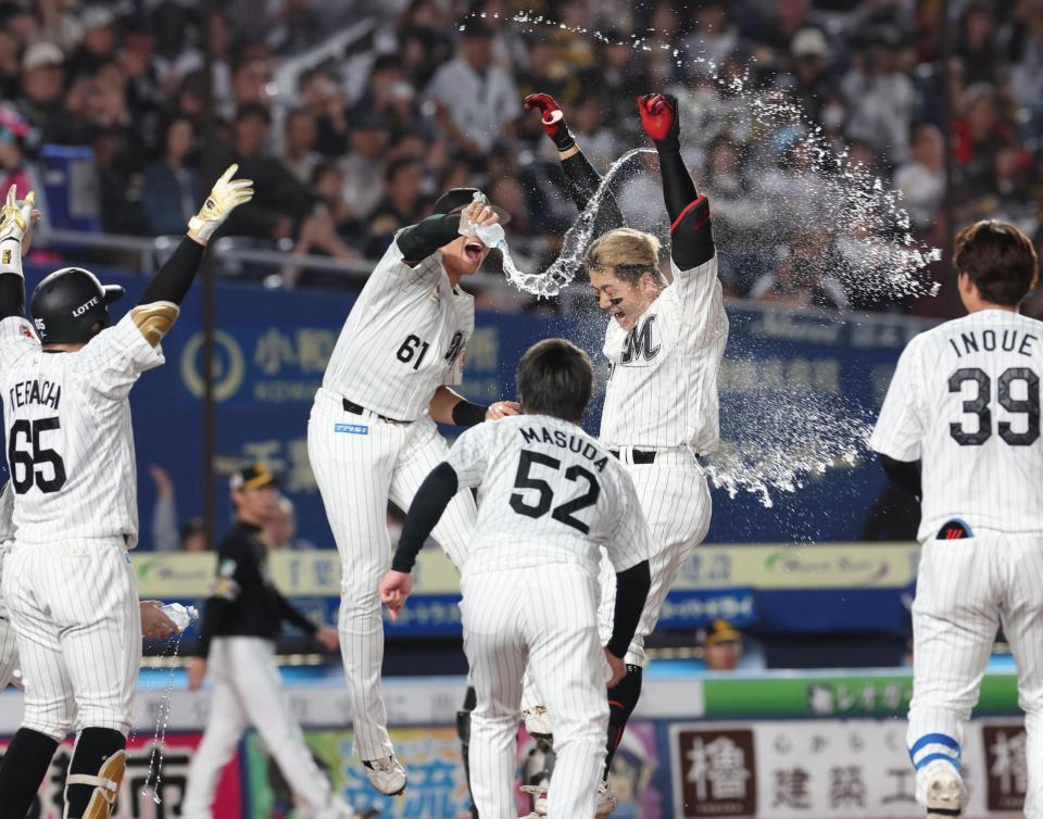 サヨナラ弾を放ち生還するロッテ・山口航輝＝ＺＯＺＯマリン（撮影・佐々木彰尚）