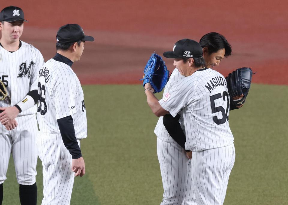 益田と抱き合う唐川（撮影・佐々木彰尚）