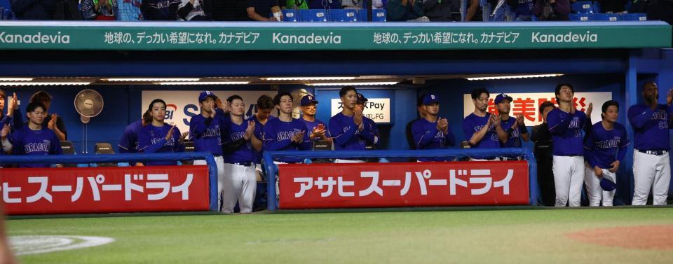 ８回、登板を終えた石川に拍手を送る中日ナイン（撮影・中島達哉）