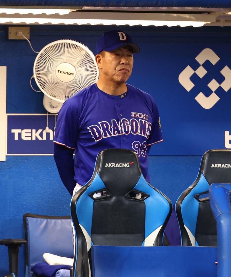 ２回、戦況を見つめる井上監督（撮影・中島達哉）