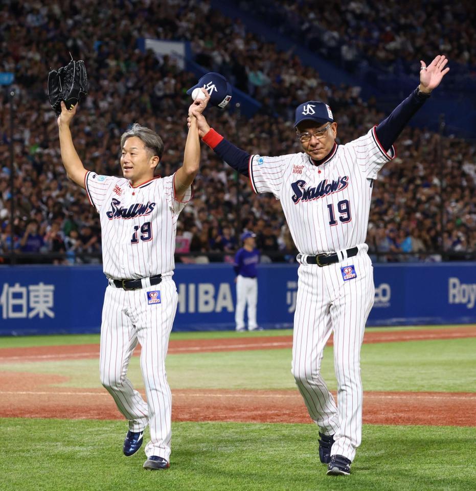 ８回、登板を終え、池山監督（右）と引き揚げる石川（撮影・中島達哉）