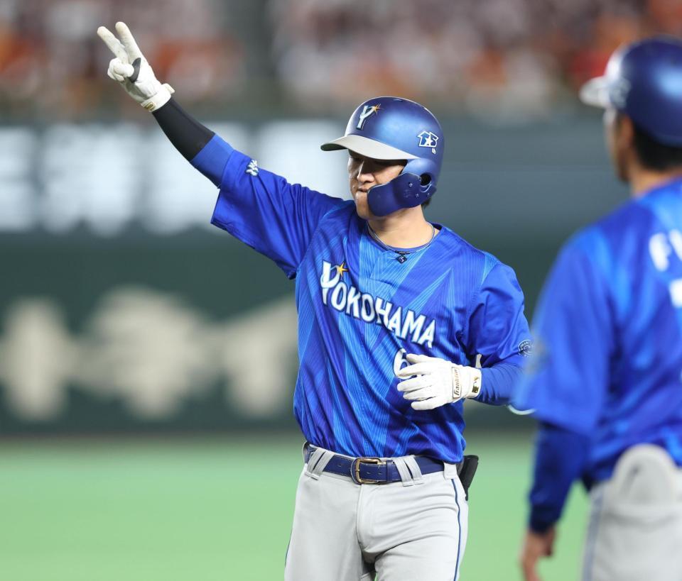 ７回ＤｅＮＡ２死一、三塁、右前に勝ち越し適時打を放ち喜ぶＤｅＮＡ・古市尊＝東京ドーム（撮影・金田祐二）