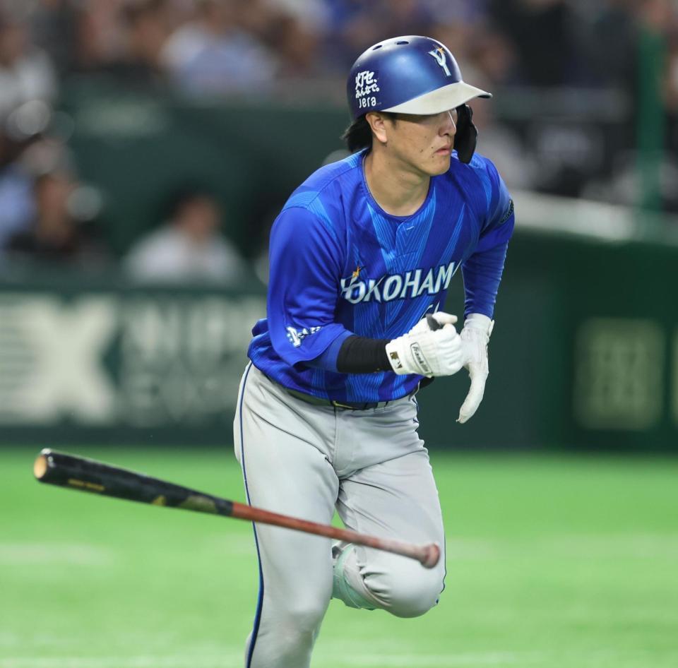 ７回ＤｅＮＡ２死一、三塁、右前に勝ち越し適時打を放つＤｅＮＡ・古市尊＝東京ドーム（撮影・金田祐二）