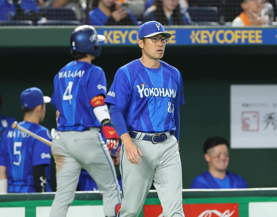 厳しい表情の相川監督（撮影・金田祐二）