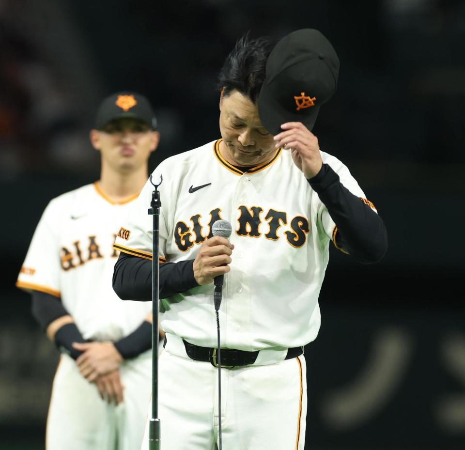 あいさつする橋上監督代行（撮影・金田祐二）