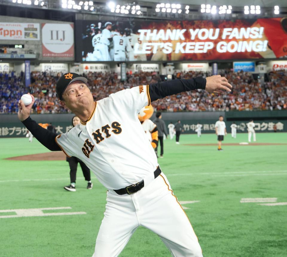 スタンドにボールを投げ込む橋上監督代行（撮影・金田祐二）
