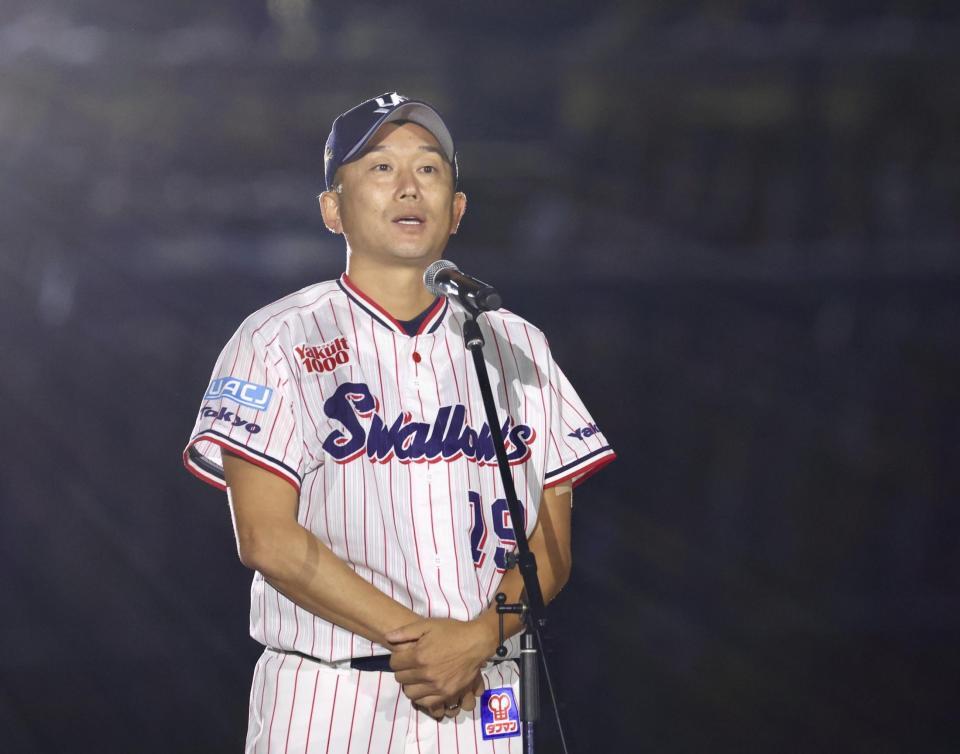 引退セレモニーであいさつする石川（撮影・中島達哉）