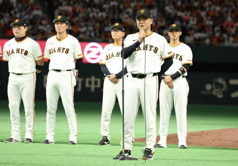 あいさつする橋上監督代行（撮影・金田祐二）