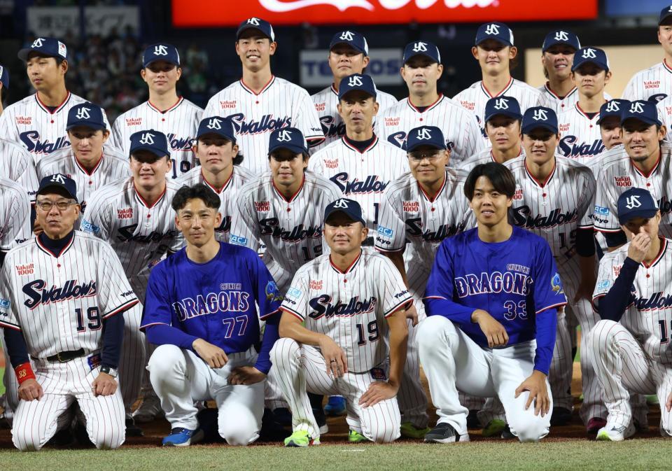 杉浦（前列右）と嶋ヘッドコーチ（同左）と記念撮影する石川（中央）らヤクルトナイン（撮影・中島達哉）