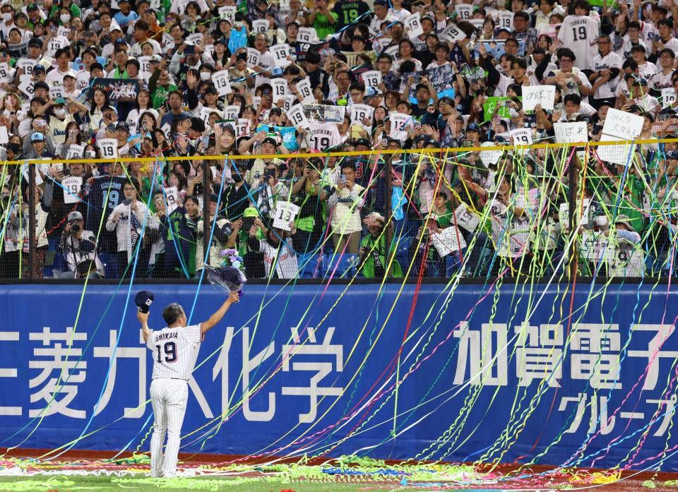 場内一周するヤクルト・石川雅規＝明治神宮球場（撮影・中島達哉）