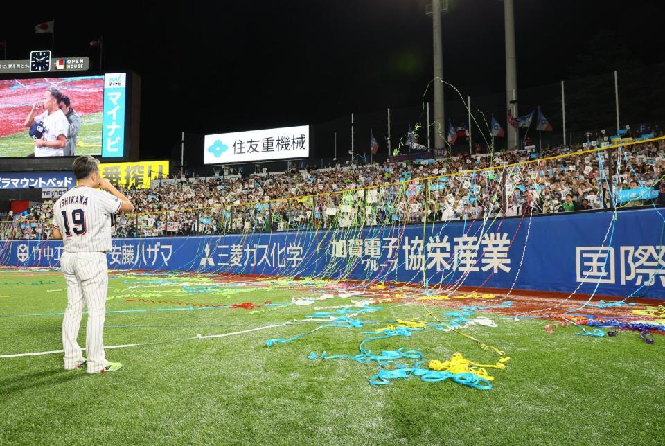 ファンにあいさつし、感極まるヤクルト・石川雅規＝明治神宮球場（撮影・中島達哉）