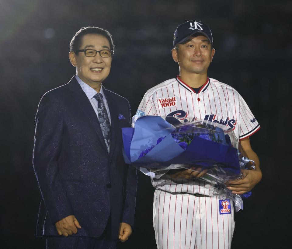 さだまさし（左）と記念撮影に応じるヤクルト・石川雅規＝明治神宮球場（撮影・中島達哉）
