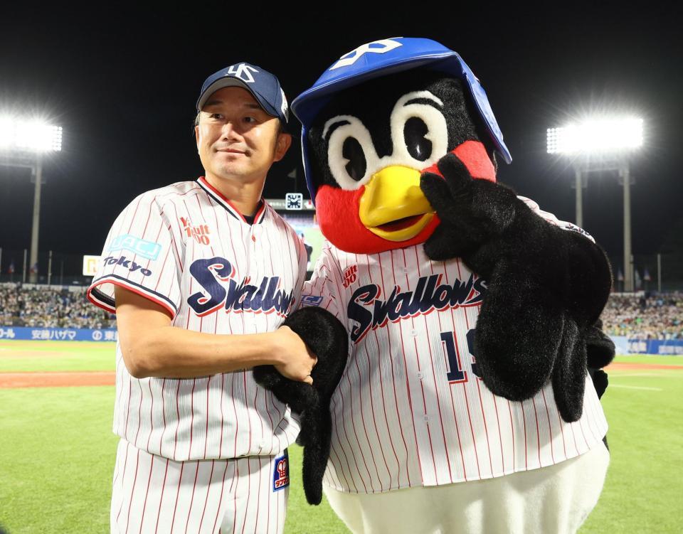 つば九郎（右）と記念撮影するヤクルト・石川雅規＝明治神宮球場（撮影・中島達哉）