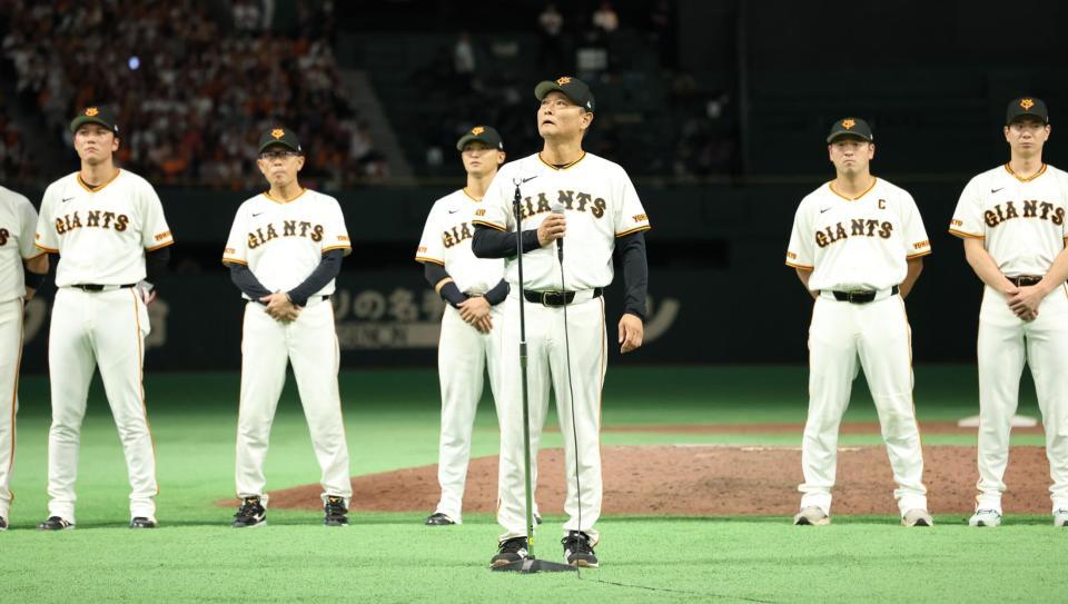 あいさつする橋上監督代行（撮影・金田祐二）