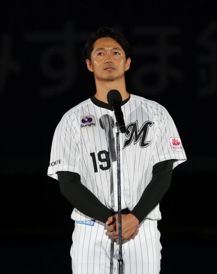 引退のあいさつをする唐川（撮影・佐々木彰尚）