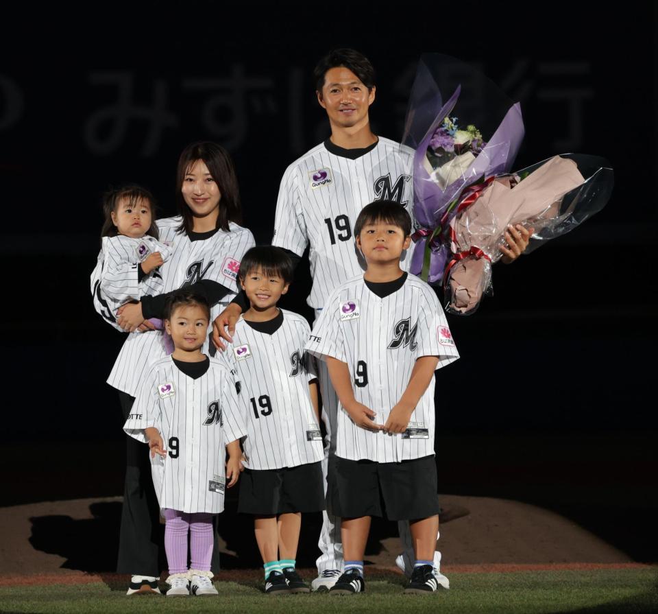 家族と写真におさまる唐川（撮影・佐々木彰尚）