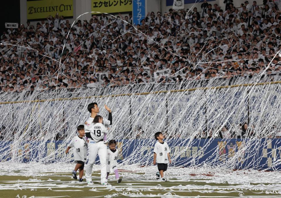ファンの声援に応える唐川（撮影・佐々木彰尚）