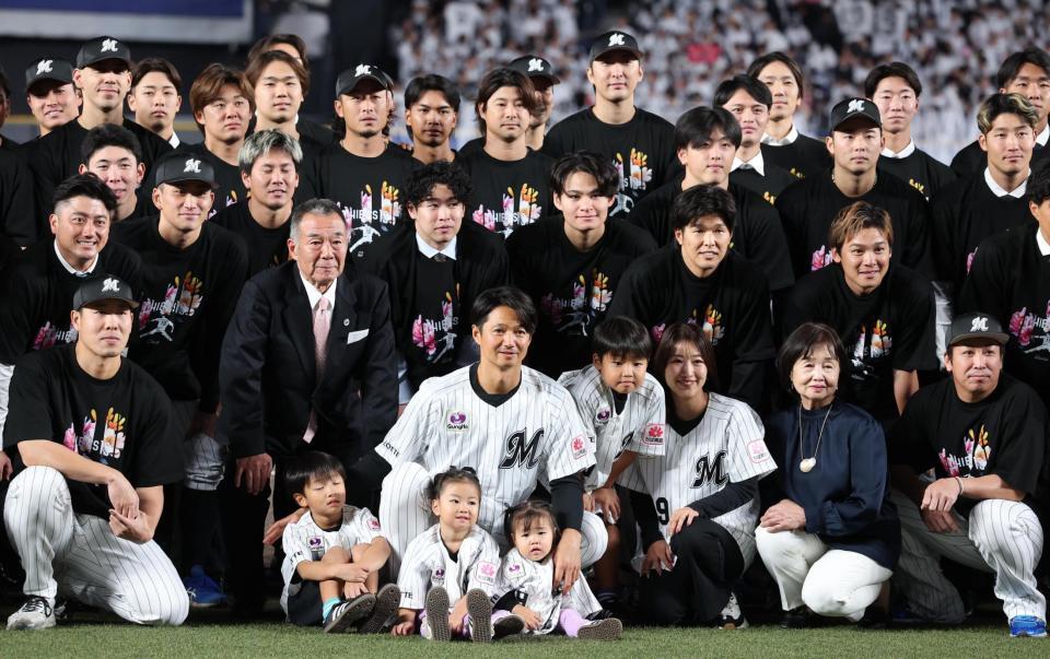 家族と集合写真におさまる唐川（撮影・佐々木彰尚）