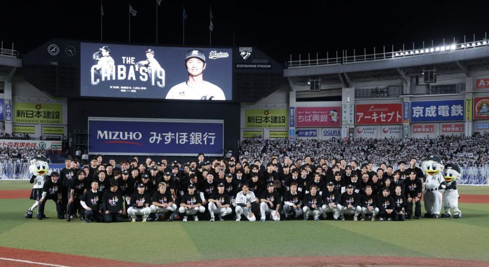 集合写真におさまる唐川（前列中央）＝撮影・佐々木彰尚