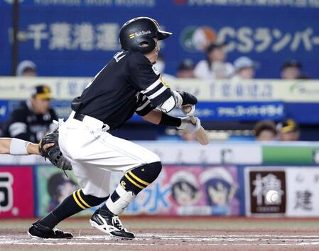 　２回、牧原大がバント安打を決める