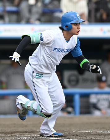 　４回、２点打を放つ日本ハム・浅間。最優秀選手に選ばれた＝しずてつスタジアム草薙