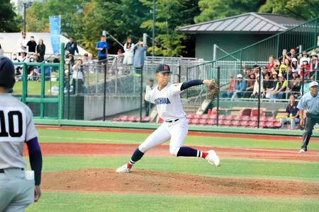 高校の公式戦最後のマウンドで腕を振る横浜・織田