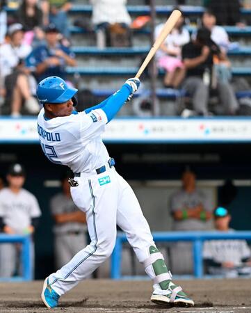 ３回、エドポロが本塁打を放つ