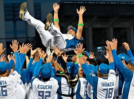 ファーム日本選手権で優勝し、胴上げされる稲葉２軍監督