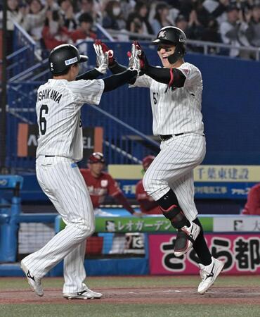 ４回逆転の２点本塁打を放ち西川とハイタッチを交わす山口（撮影・持木克友）