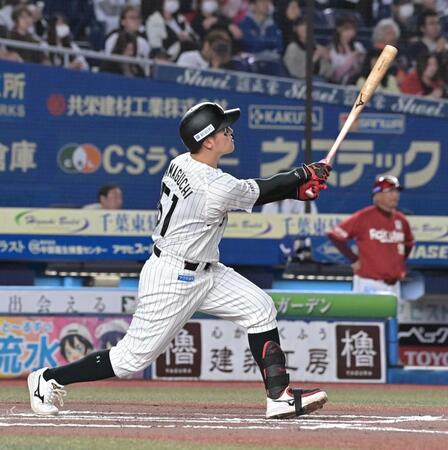 ６回、左中間越えに２打席連続の本塁打を放つ山口（撮影・持木克友）