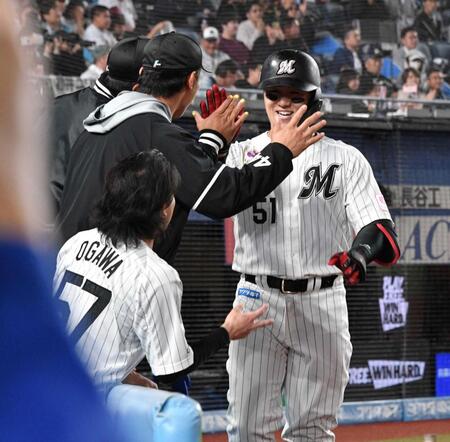 ６回、２打席連続の本塁打を放ちナインとハイタッチを交わす山口（撮影・持木克友）