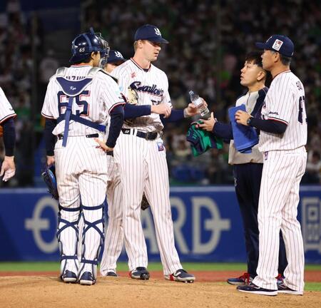 ９回、ピンチでマウンドに集まるウォルターズ（中央）らヤクルトナイン（撮影・中島達哉）