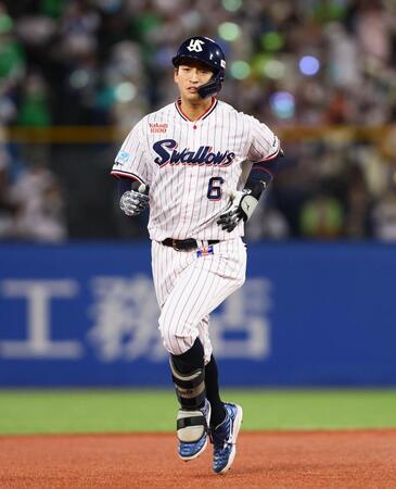 ４回、３ランを放ち、ダイヤモンドを回る松下（撮影・中島達哉）