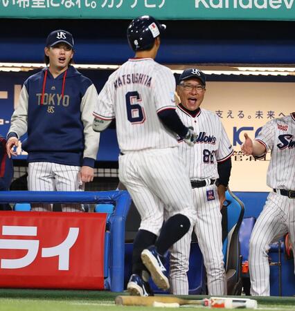 ４回、３ランを放った松下（手前）を迎える池山監督（右）＝撮影・中島達哉