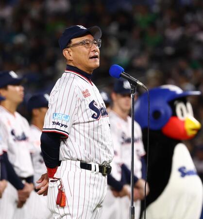 本拠地最終戦セレモニーでファンにあいさつする池山監督（撮影・中島達哉）