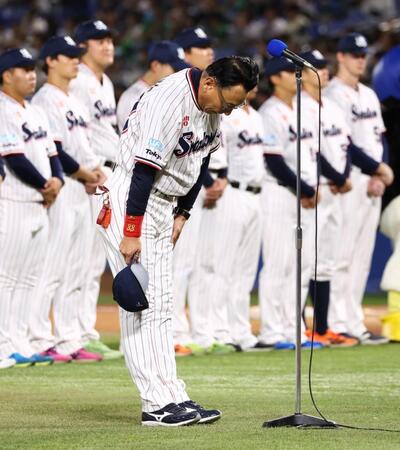 本拠地最終戦セレモニーでファンに頭を下げる池山監督（撮影・中島達哉）