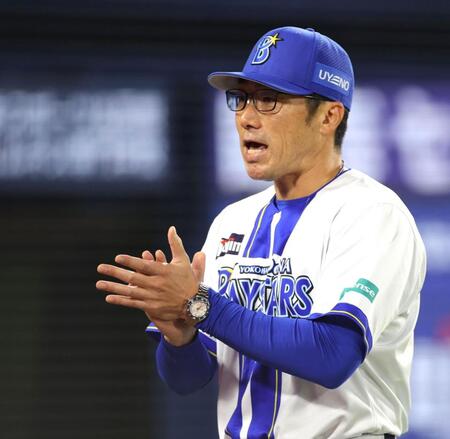 ８回、投手交代を告げ、ベンチへ戻る相川監督（撮影・西岡正）
