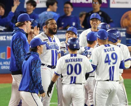 １１回、サヨナラ打お放ち喜ぶエンカーナシオン（撮影・金田祐二）