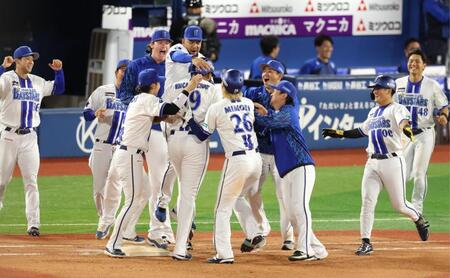 １１回、サヨナラ打を放ったエンカーナシオンに集まるＤｅＮＡナイン（撮影・金田祐二）