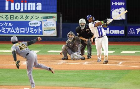 １１回、サヨナラ打を放つエンカーナシオン（撮影・金田祐二）
