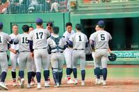 試合後、花巻東・萬谷と笑顔で握手を交わす横浜・織田（右奥から２人目）
