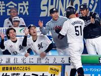 ４回、２ランを放った山口（51）を迎えるロッテナイン