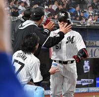 ６回、２打席連続の本塁打を放ちナインとハイタッチを交わす山口（撮影・持木克友）