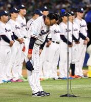 本拠地最終戦セレモニーでファンに頭を下げる池山監督（撮影・中島達哉）