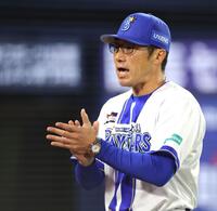 ８回、投手交代を告げ、ベンチへ戻る相川監督（撮影・西岡正）
