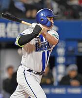 １回、佐野が右前に先制打を放つ