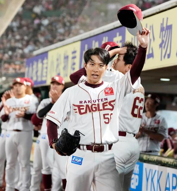 引退試合のオリックス戦の１回、登板を終えてファンの声援に応える辛島