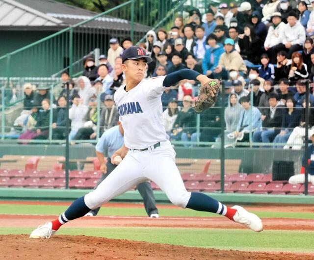 　２回、懸命に腕を振る横浜・織田