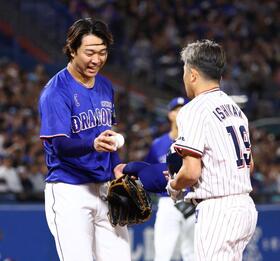 ７回、代打で登場した石川（右）にボールを手渡す高橋宏（撮影・中島達哉）